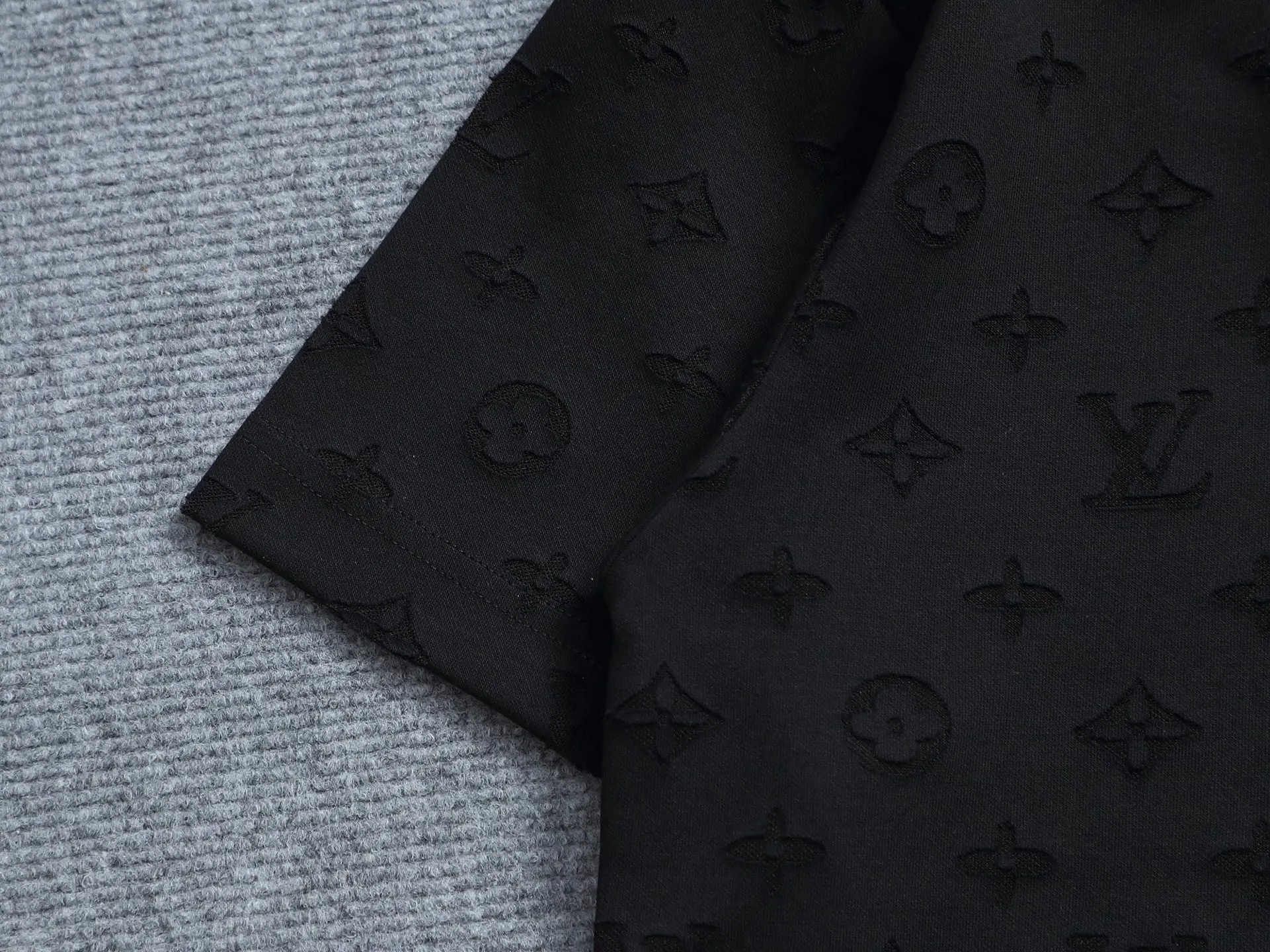 🅿️220 Louis Vuitton/Louis Vuitton Sweater jacquard towel embroidery The large logo is exquisitely upgraded, inspired by the retro embroidery of the 1980s. The original fabric is the same as the official short-sleeved T-shirt. The fabric is dyed in the same vat. It feels very comfortable. The latest brick cabinet synchronization for spring and summer. Fashionable and personalized. Super versatile and good-looking. It is very suitable for both men and women. A must-have for everyone. Hang tag. Collar label. Washed wheat. Complete with three labels. Color: black white. Size: S M L XL
